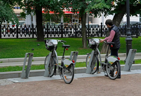 Мужчина берет в аренду велосипед в Москве — стоковое фото
