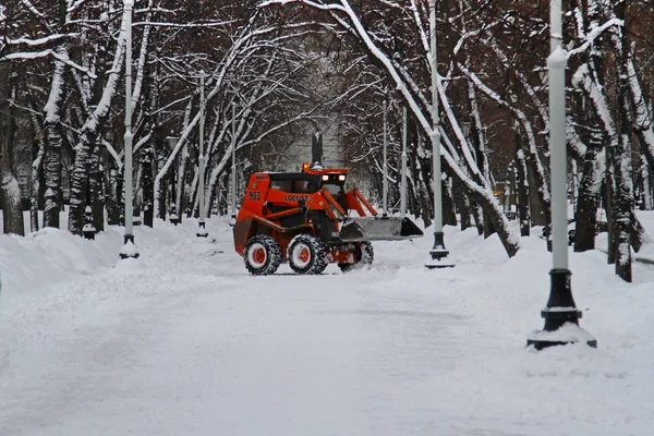 扫雪机清理出 Tverskoy 大道在莫斯科的道路雪 — 图库照片
