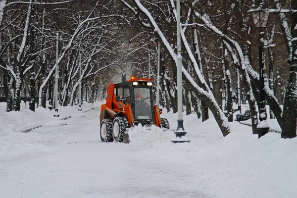 Moskova Tverskoy Bulvarı'nda yol kar kar temizleme aracı temizler