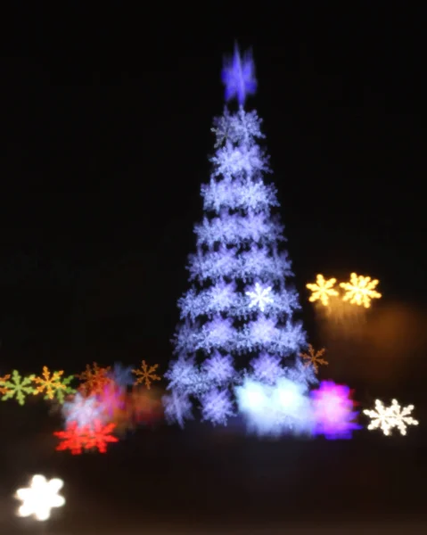 Arbre de Noël abstrait fond avec des lumières déconcentrées de flocons de neige — Photo