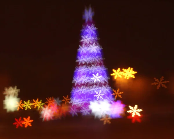 Fondo abstracto del árbol de Navidad con luces desenfocadas de copos de nieve — Foto de Stock