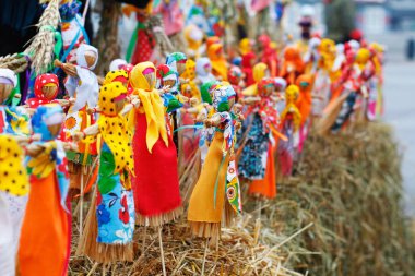 Rus Shrovetide küçük bebek Park Gorkogo baharın gelişini vesilesiyle geleneksel renkli elbiseler