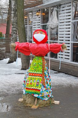 Geleneksel giysilerle Moskova'daki Hermitage park Shrovetide tatil Shrovetide bebek