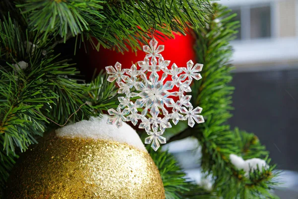 クリスマスの木の枝にぶら下がっているおもちゃスノーフレーク — ストック写真