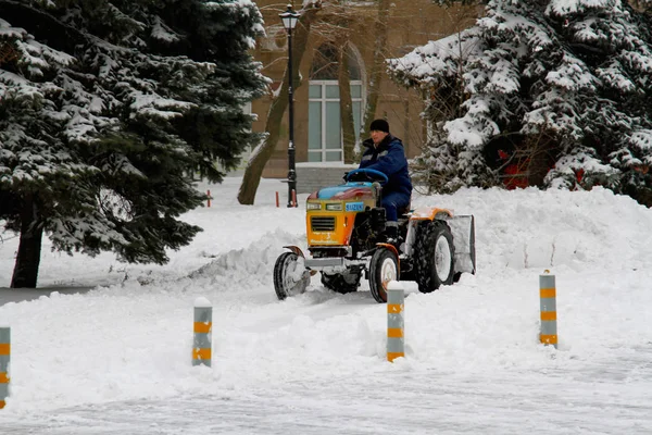 Snowplow nettoie de la neige de la route à Volgograd — Photo