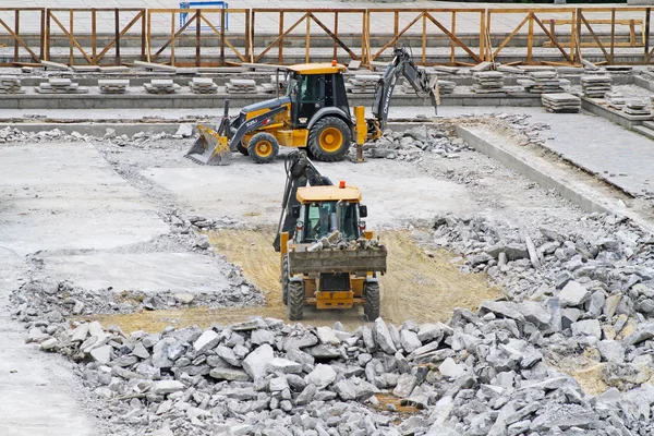 Bulldozers met pneumatische hamers en emmers crush en schakelt u de site van beton in aanbouw op de Mamaev Koergan in Volgograd — Stockfoto