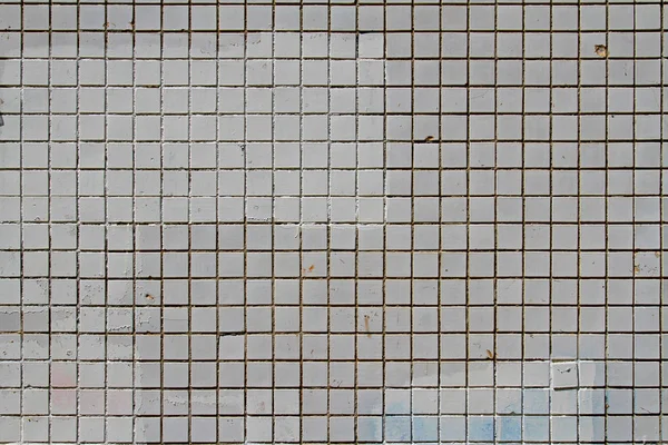 Mosaik på fasaden på ett hus. Arkitektoniska bakgrund tillverkad av grå mosaik Vägg — Stockfoto