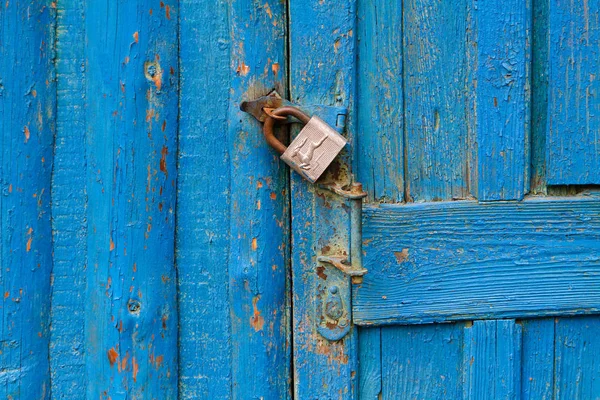 Stare niebieskie drewniane drzwi z uchwytem i blokady — Zdjęcie stockowe