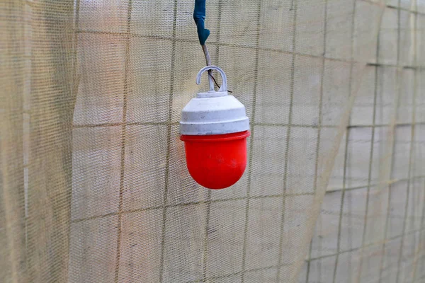 Красный предупредительный свет на заборе — стоковое фото