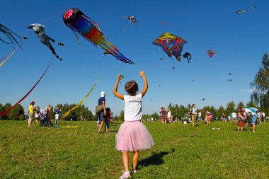 Kız bir uçurtma Uçurtma Festivali, Moskova Park Tsaritsyno gökyüzüne denize indirmek