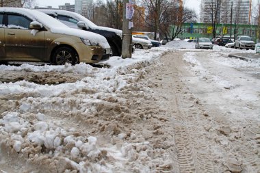 Bahçedeki araba yakınındaki Park kirli kar yığını