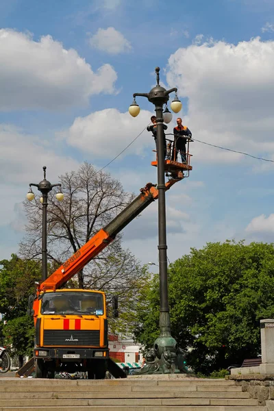 Elektriciens in emmer op hoogte herstellen een straatlantaarn in Moskou — Stockfoto