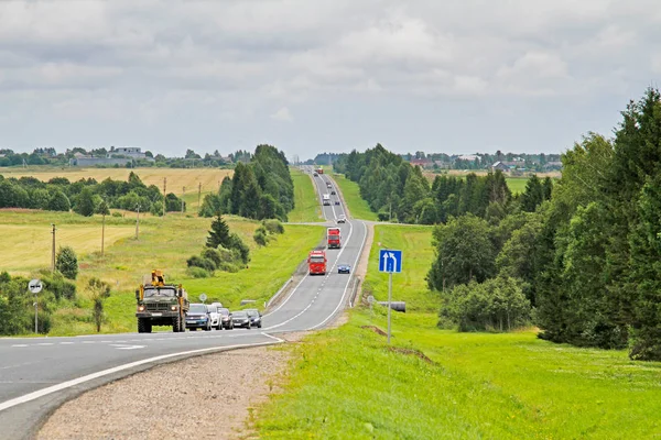 Bilar som kör på banan i Vologda regionen — Stockfoto