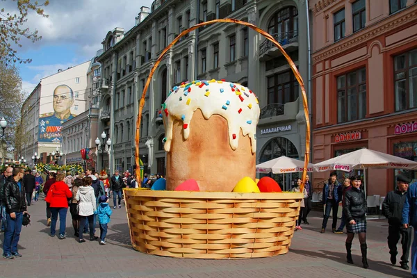 De lay-out van Pasen taart op de oude Arbat in het kader van "Moskou lente" festival in Moskou — Stockfoto