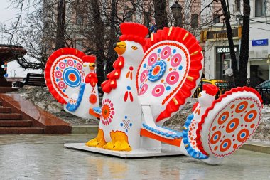 Geleneksel Dymkovo oyuncak horoz sanat nesnesi ve salıncak Rus Ulusal Festivali, Moskova 