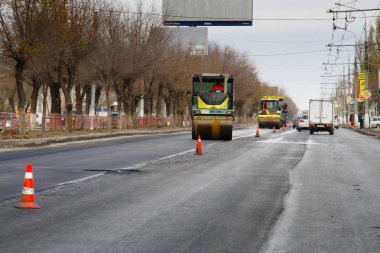 Yeni asfalt yolun şehrin bina yol silindirleri