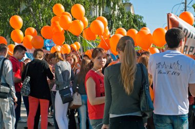 Öğrenciler turuncu balonlarla almak bölüm içinde Volgograd Mayıs günü gösteride