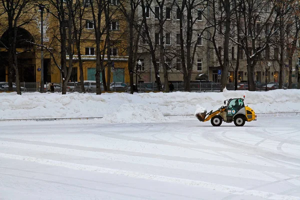 La souffleuse à neige retire la neige de la patinoire dans les étangs du patriarche à Moscou — Photo
