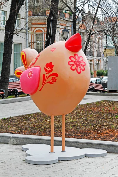 De vogel Pasen als een kunstinstallatie op het festival "Moskou lente" in Moskou — Stockfoto