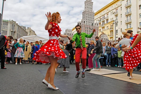 Film "Dandys" tanzen auf der twerskaja Straße beim Städtetag in Moskau — Stockfoto