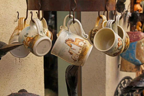 Handgemaakte keramische mokken op straatmarkt in Besalu — Stockfoto