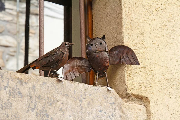 Besalu, İspanya eski sokakta Satılık metalden yapılmış dekoratif kuş — Stok fotoğraf