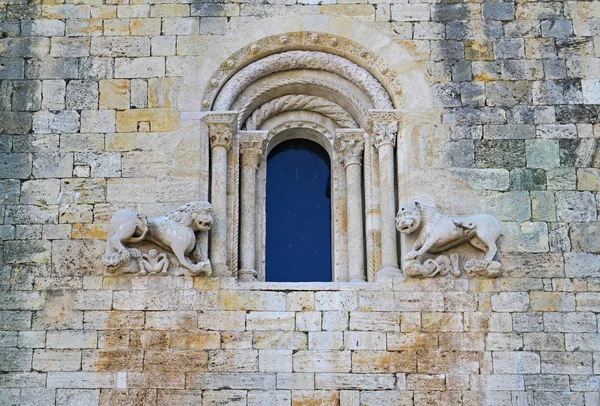 Venster met leeuwen van oude gebouw in Besalu — Stockfoto