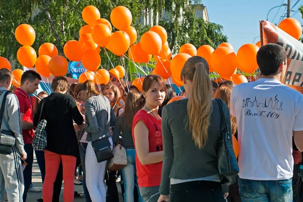 Students with orange balloons take part in the May day demonstration in Volgograd — Stock Photo, Image