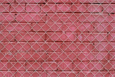 Arka plan veya doku olarak demir ızgara ile kırmızı eski tuğla duvar