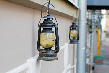 Şehirde bina cephesinde asılı güzel sokak lambaları