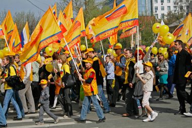 İnsanlar Volgograd Mayıs günü gösteride katılın