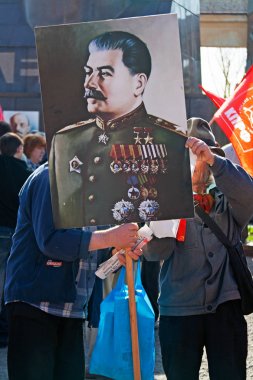 SSCB Joseph Stalin lider portresi insanlarla Volgograd Mayıs günü gösteride katılın