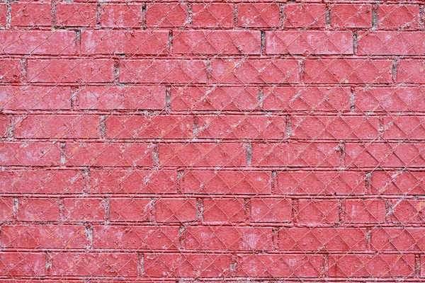 背景やテクスチャとして鉄グリッドで赤の古いレンガの壁 — ストック写真