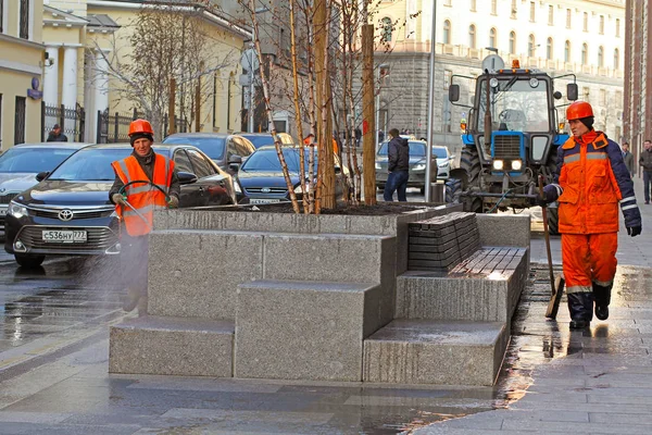 Werknemers reinigen van straat met waterslang in Moskou — Stockfoto