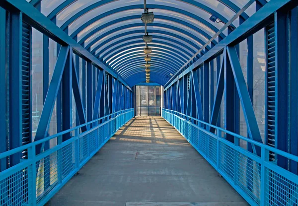 Blauwe overhead voetgangersbrug in de stad — Stockfoto