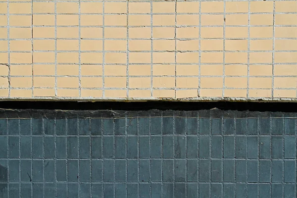 Mozaiki na elewacji domu. Architektoniczne wykonane z beżowy i czarny mozaika ścienna — Zdjęcie stockowe