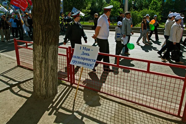 Veterano de la Segunda Guerra Mundial recibe felicitaciones de la mujer en la manifestación del día de mayo en Volgogrado — Foto de Stock