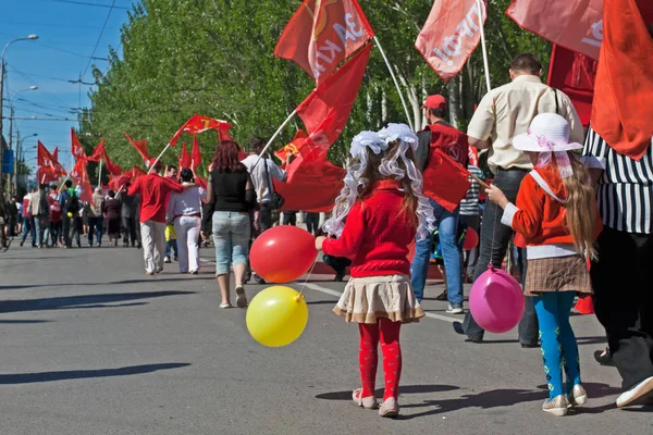 Les gens participent à la manifestation du 1er mai à Volgograd — Photo