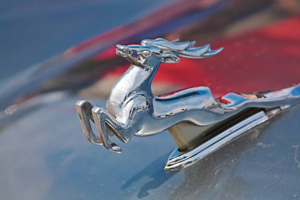 Sovyet araba Volga Gaz-21 kaputunun üzerinde çalışan geyik amblemi