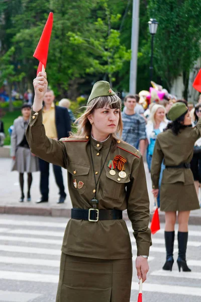 Controlador de tráfego soviético em uniforme da Segunda Guerra Mundial indica a direção na Avenida dos Heróis em Volgograd — Fotografia de Stock