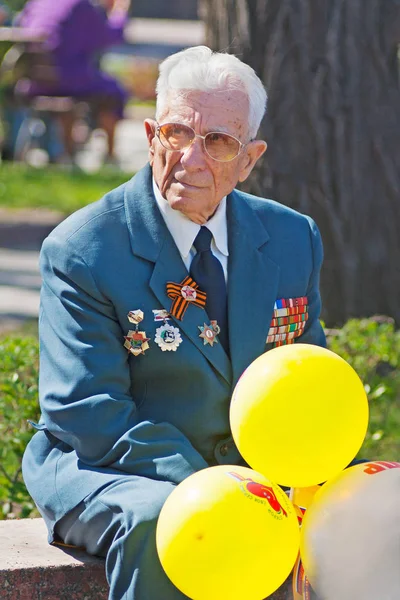Retrato de veterano de la Segunda Guerra Mundial con globos en Volgogrado —  Fotos de Stock