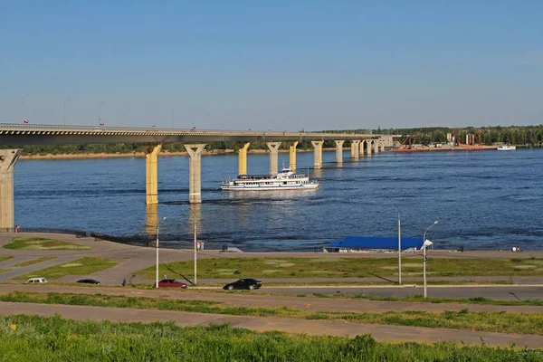 Barco de recreio sob a ponte através do rio Volga em Volgograd — Fotografia de Stock