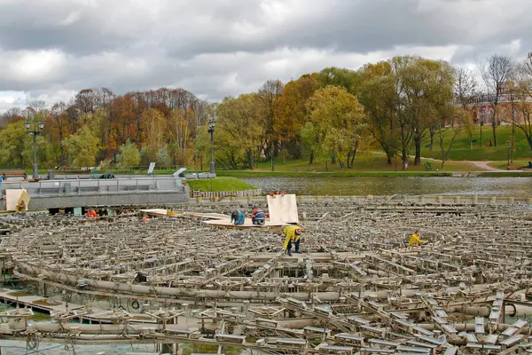 Рабочие производят сохранение фонтана на зиму в Царицыно парке в Москве — стоковое фото