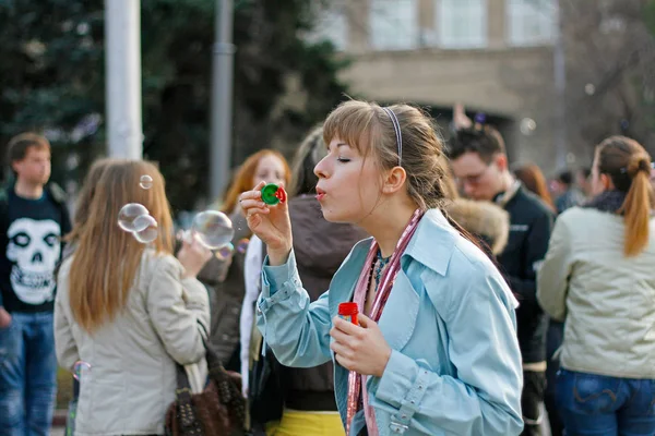 Portret młodej kobiety, dmuchanie baniek mydlanych na flashmob w Wołgogradzie — Zdjęcie stockowe