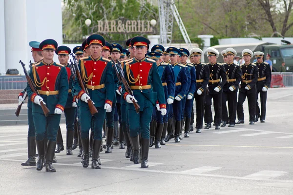 Ensaio de vestido da Parada Militar no 67o aniversário da Vitória na Grande guerra Patriótica no dia da Vitória em Volgograd — Fotografia de Stock