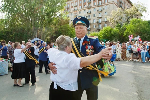 Veterano de guerra baila con una mujer en la celebración del Día de la Victoria en Volgogrado —  Fotos de Stock