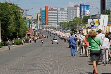 Ölümsüz alayın katılımcıların yakınlarının cadde boyunca zafer gününde Volgograd içinde yürüyüş portreleri ile