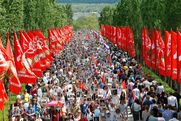 Alayı yerel halkın yakınları ölümsüz alaya fotoğrafları ile yıllık zafer günü Volgograd Mamaev tepede