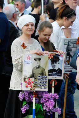 İnsanlar onların yakınlarına eylem portreleri 