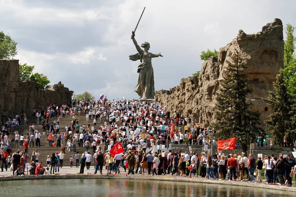 Processie van de lokale bevolking met foto's van hun verwanten in onsterfelijke Regiment op de jaarlijkse dag van de overwinning op Mamaev heuvel in Volgograd — Stockfoto